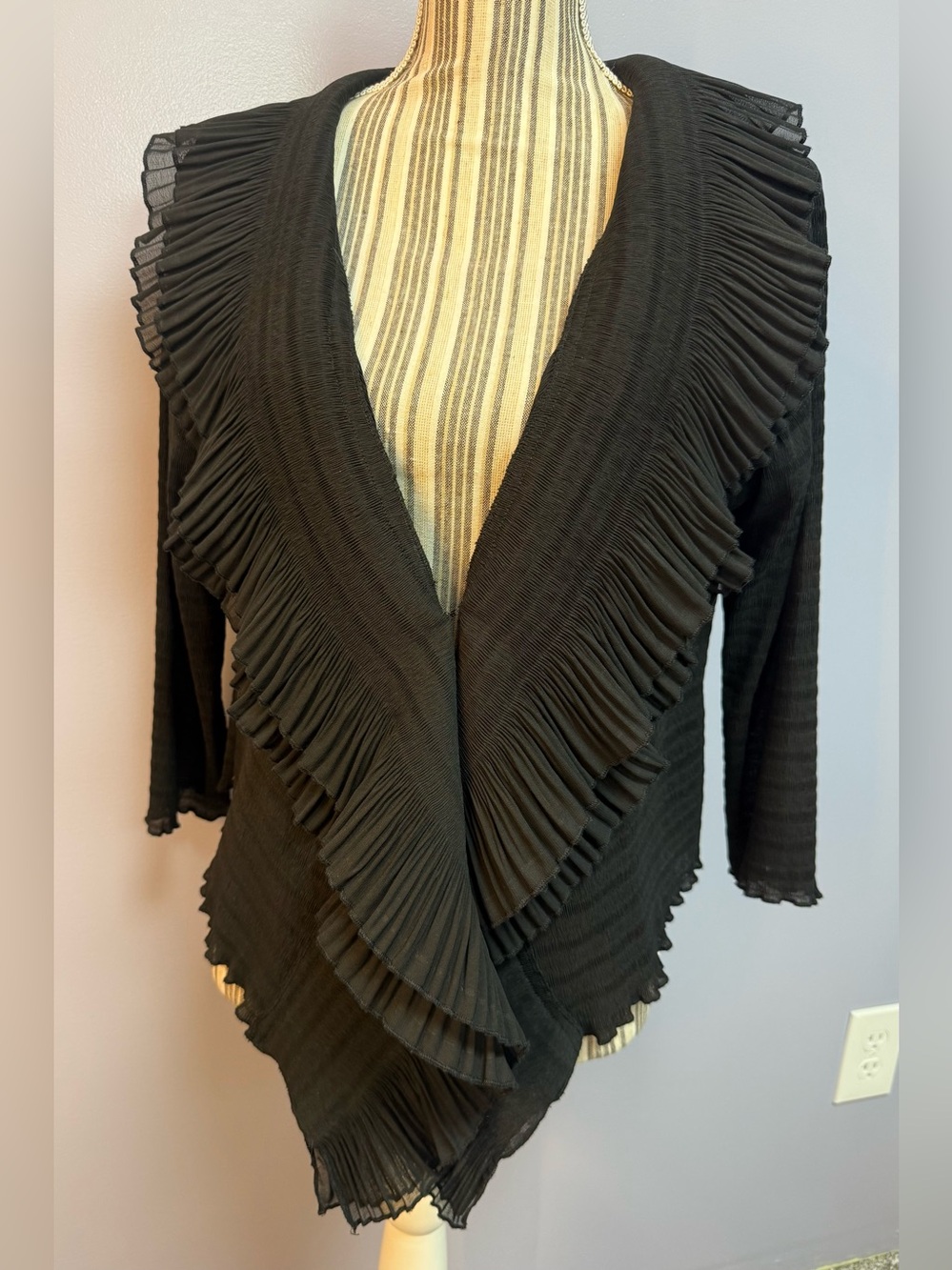 Great Cavalier Women's Black Ruffled lightweight textured cardigan size M